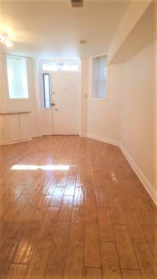 Building Photo - 634 W Oakdale Ave