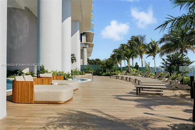 Building Photo - 700 NE 24th St