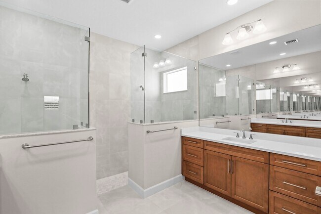 Building Photo - 14823 Wildwood Cir
