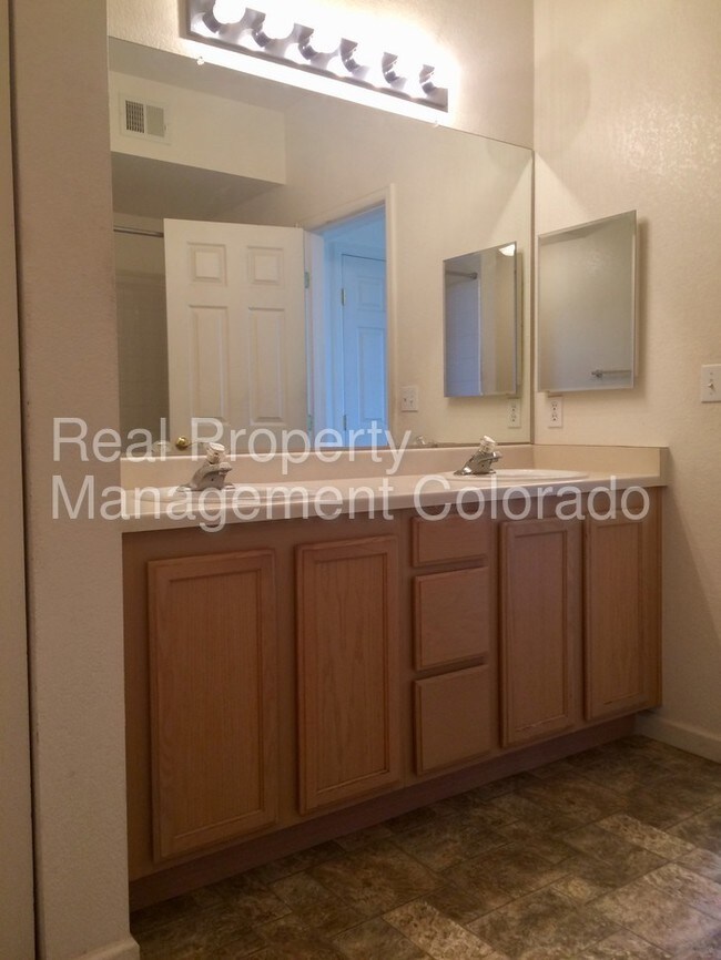 Building Photo - Wonderful 2 Bedroom Condo in Windmill Creek!