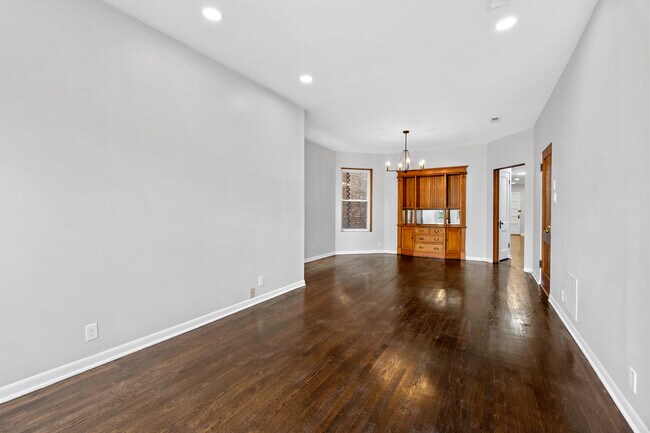 Building Photo - 915 W Newport Ave