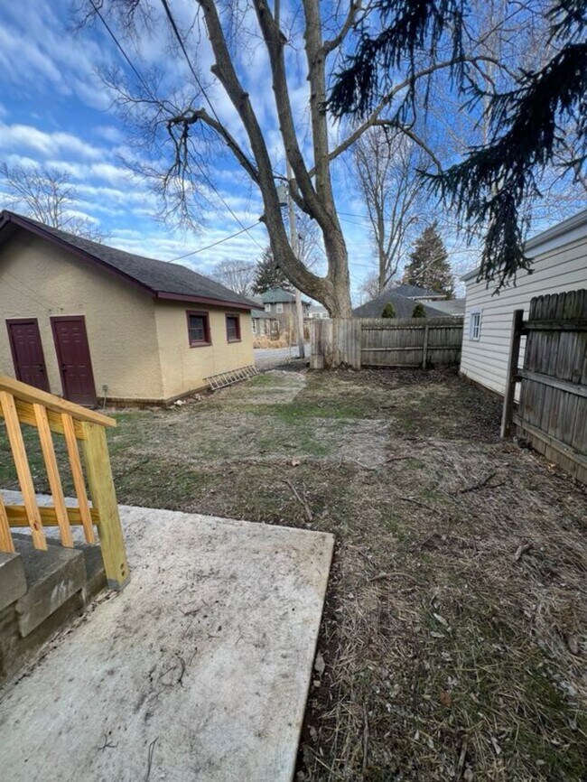 Building Photo - 216 E 49th St