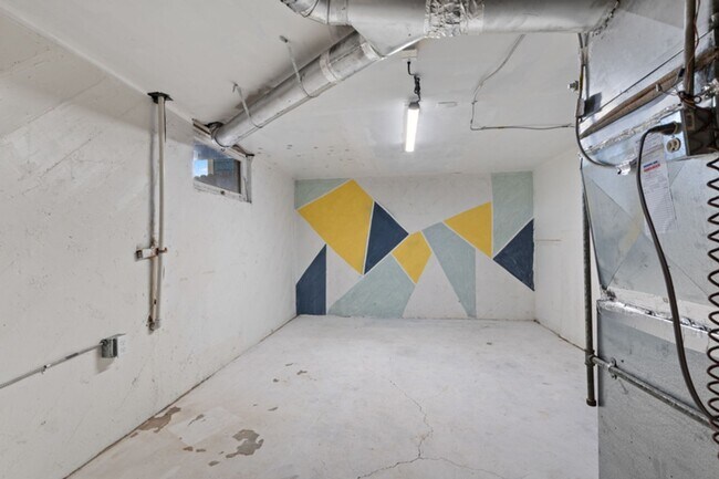 Building Photo - Close to UNR and Downtown!