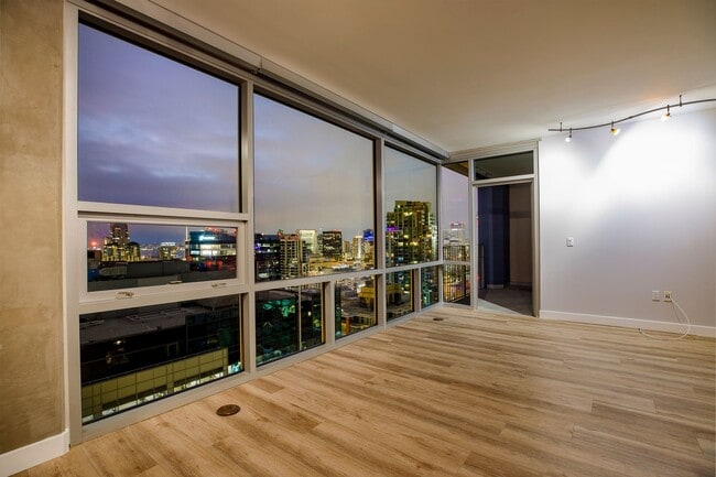 Building Photo - S/W Facing Icon Penthouse with Spectular Ballpark, Bay, and Ocean Views