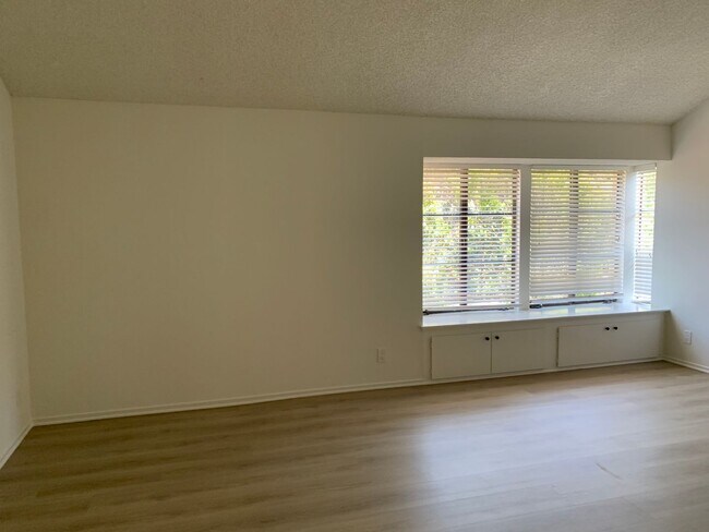 Building Photo - Beautiful, Spacious, 4 bed 2.5 bath home nestled in the Serene, breathtaking Hills of Pacific Pal...