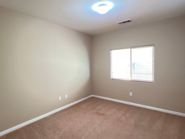 Building Photo - Northwest Bakersfield