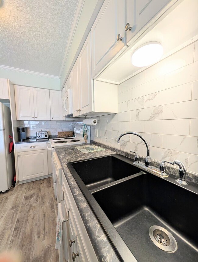 Building Photo - Dreamy Little River Condo — Furnished, Elevator Access, Pool & Marina Nearby!