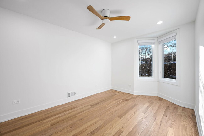 Building Photo - 2069 N Larrabee St