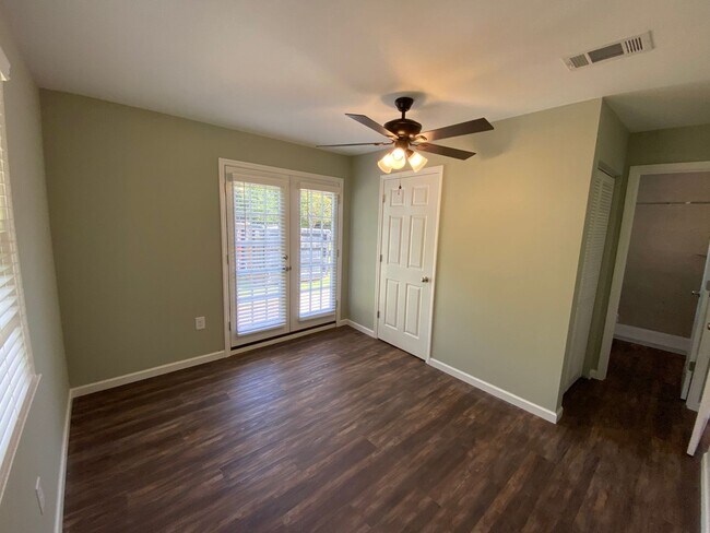 Building Photo - Adorable and Updated 3BR, 2BA Brick Ranch in the heart of Martinez!