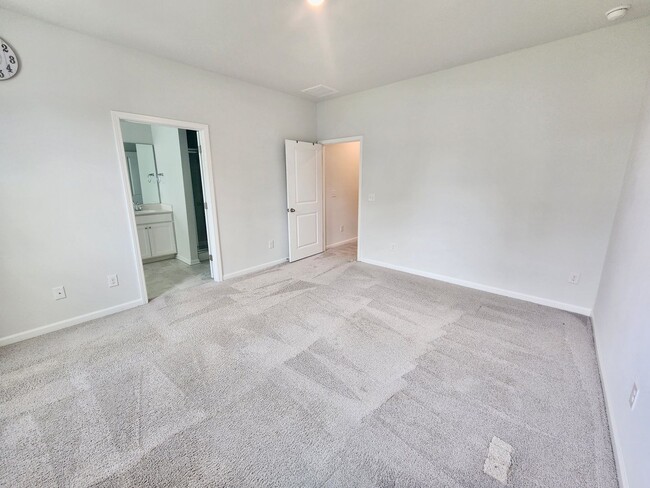 Building Photo - Well maintained end unit townhome in Grand...