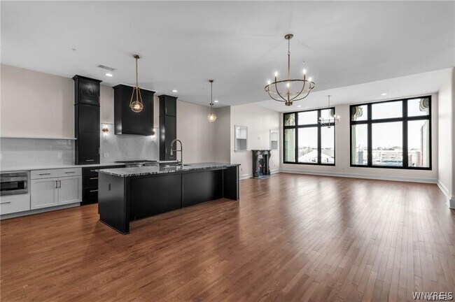 Building Photo - 674 Main St