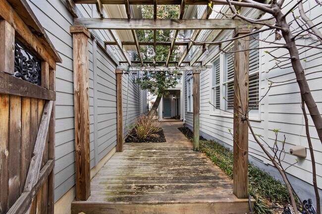 Building Photo - 948 River Breeze Dr