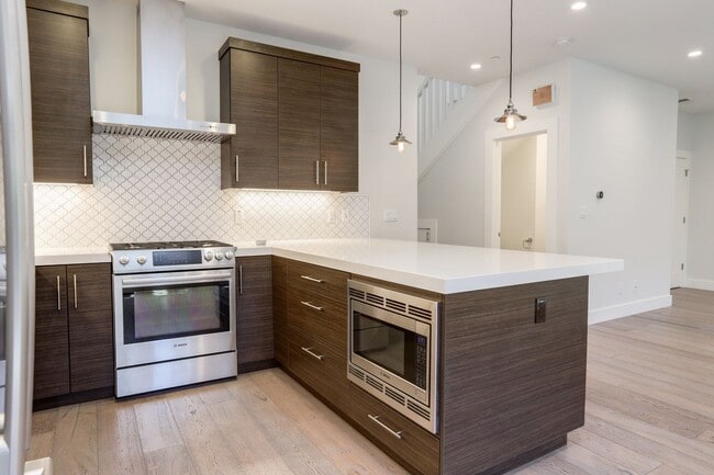 Building Photo - 2 Bed / 2.5 Bath Luxurious townhome near d...