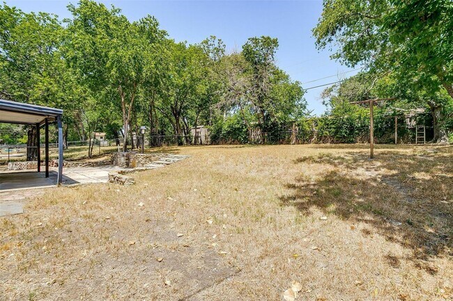 Building Photo - Amazing Home in Western Hills- 3 bed, 1.5 ...
