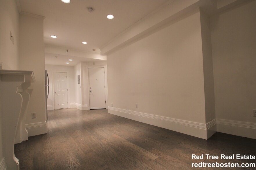 Building Photo - 270 Newbury St