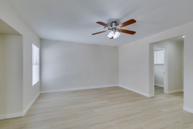 Building Photo - Stunning 3 Bedroom, 2.5 Bathroom Home in E...