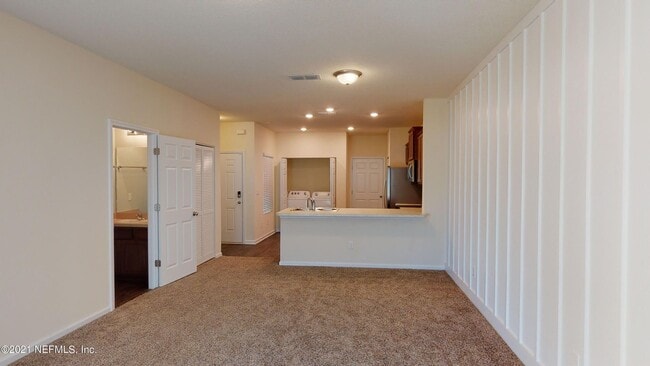 Building Photo - Inviting Townhouse