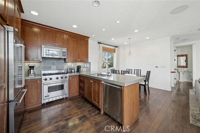 Building Photo - 417 Poinsettia Ave