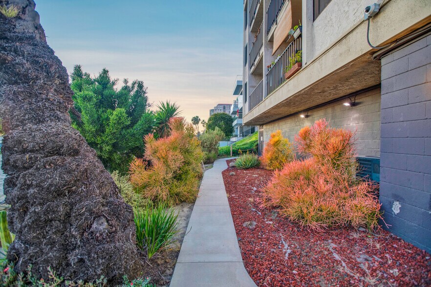 Building Photo - 1140 E Ocean Blvd