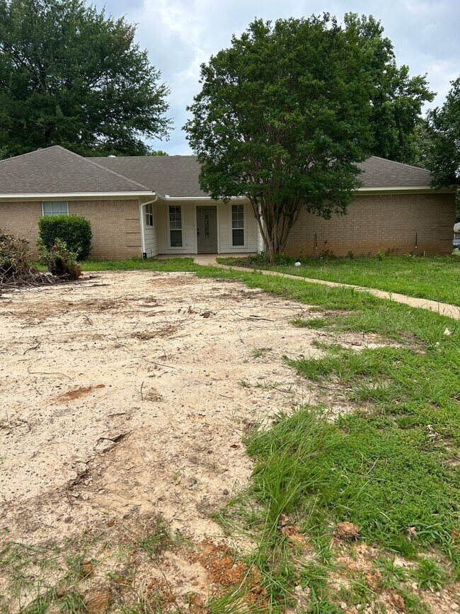 Building Photo - 3/2/2 Spring Hill ISD FENCED YARD