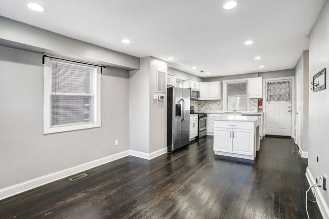 Building Photo - 812 Burns St SE