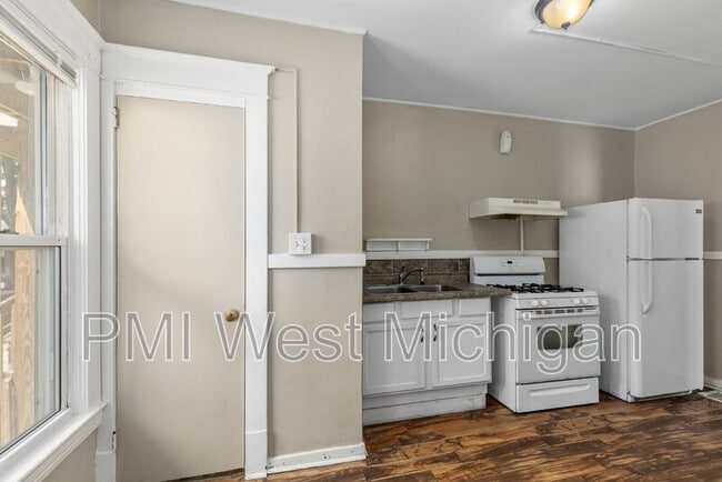 Building Photo - 1051 Pine Ave NW