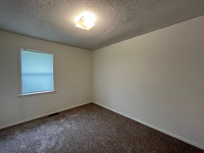 Building Photo - Peaceful 3 bedroom house in Broken Arrow!