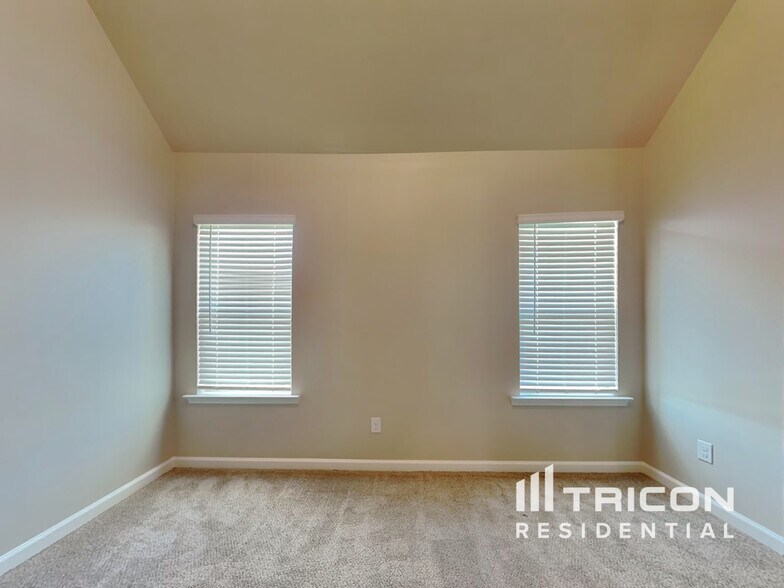 Building Photo - 3015 Button Cir