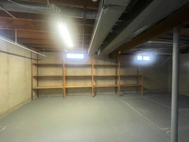 Building Photo - Four Bedroom Home in Forest Hills Schools!