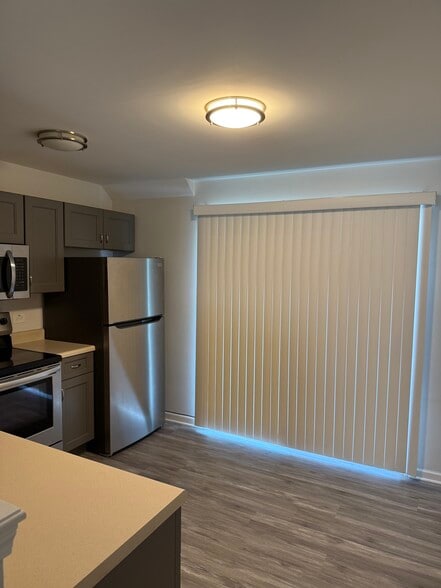 Building Photo - 170 S Waters Edge Dr