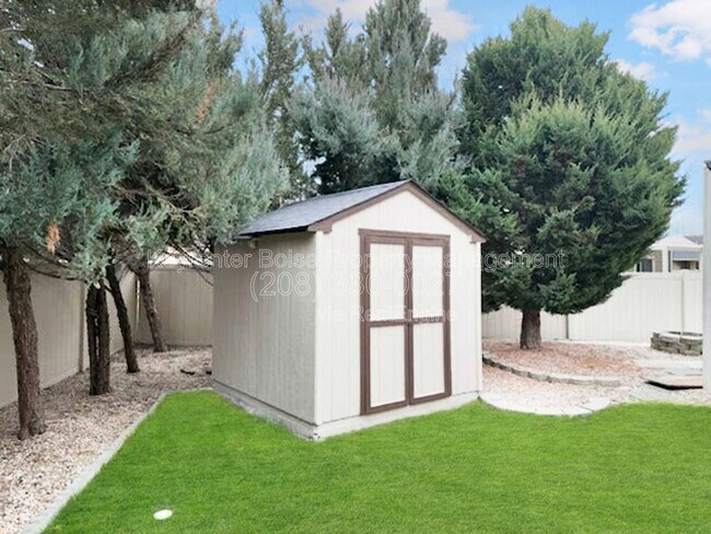 Building Photo - 3349 N Justin Ave