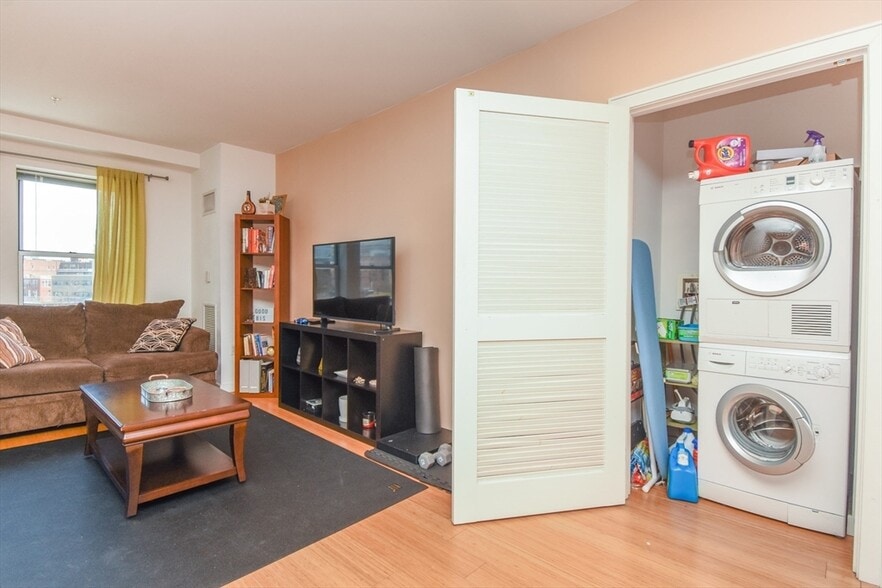 Building Photo - 16 Miner St