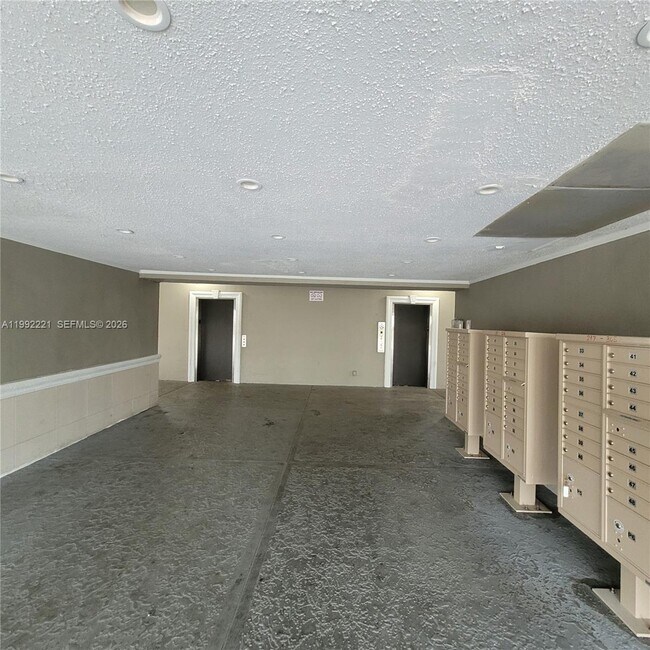 Building Photo - 5100 SW 41st St