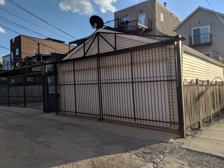 Garage with gate - 1457 N Rockwell St