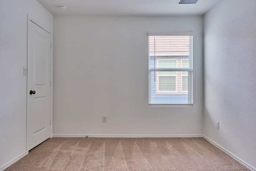 Building Photo - 160 Avre Loop
