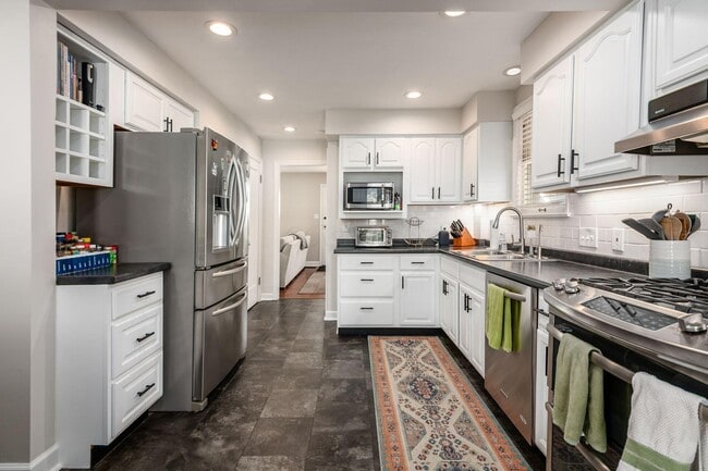 Building Photo - 190 E Dominion Blvd