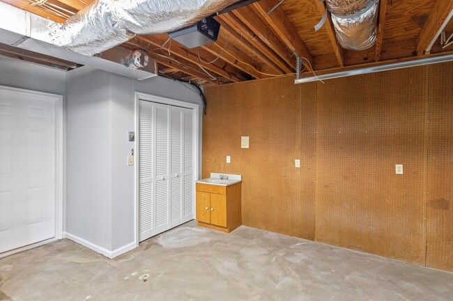 Building Photo - 555 Benson Dr