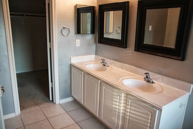 Building Photo - 142 N Camellia Grove Cir