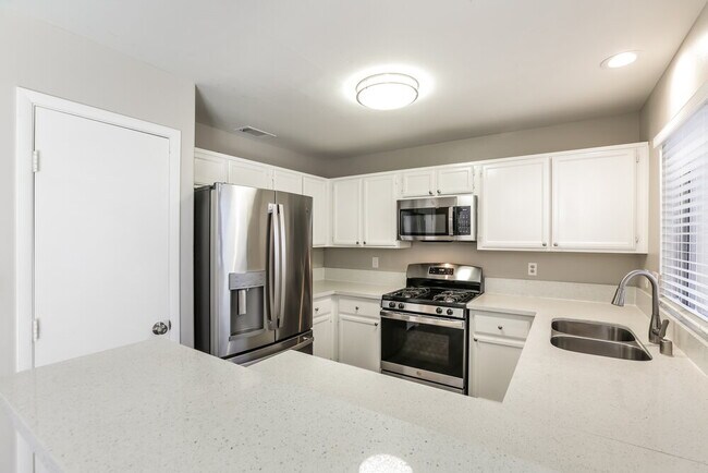 Building Photo - 2446 Cliffwood Dr