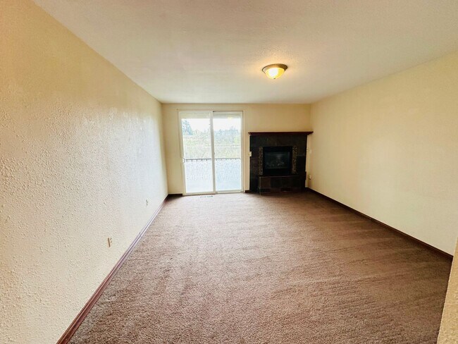 Building Photo - Ideal 2 Bedroom 2 Bathroom Lower Level Unit - Backs to Beautiful Greenspace!