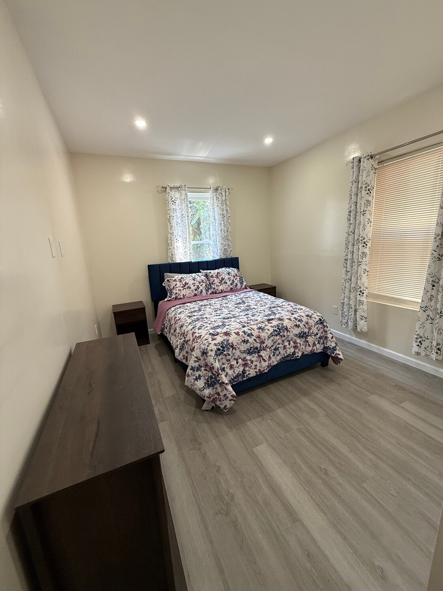 Bedroom #3 - Queen Bed Ensuite - 72 Seymour Ave