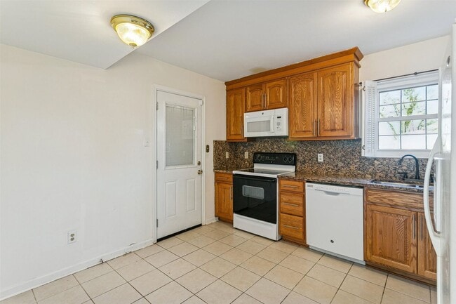 Building Photo - Comfortable Living with Private Yard, Deck & Easy Access to Ft. Eustis