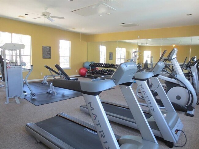 Building Photo - Stunning Townhome Near Medical Center!