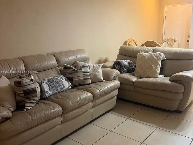 Building Photo - 9715 Fontainebleau Blvd