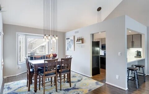 Building Photo - Chic Urban Living: Spacious 2-Bed Townhouse with Fireplace & Hardwood Floors on Kenwood Isles Drive!