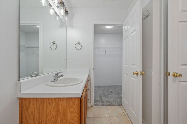 Building Photo - North Crestview Home!