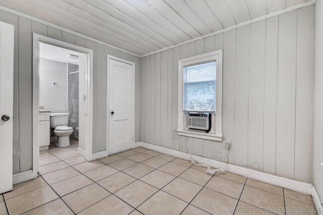 Building Photo - 885-887 7th St