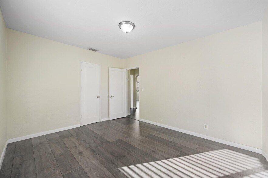 Building Photo - 1535 Plunkett St