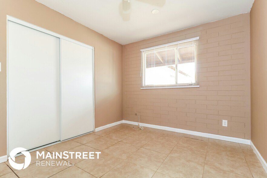 Building Photo - 6136 W Clarendon Ave