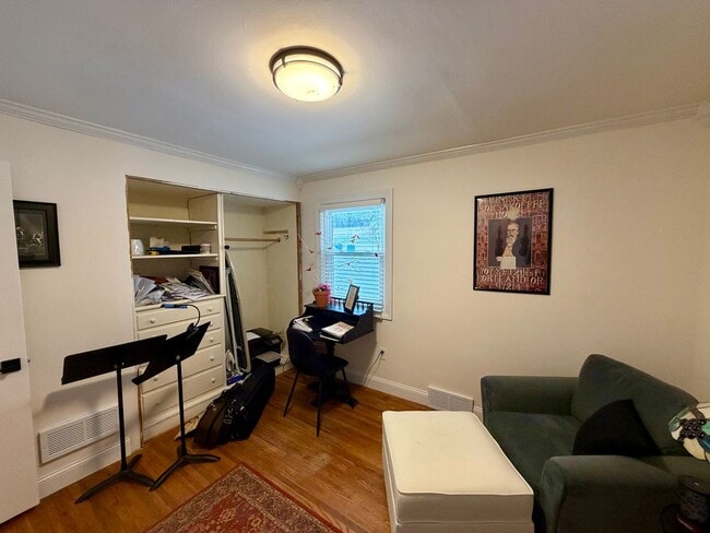 Building Photo - 3 Bed 1.5 Bath Single Family Home in Scholfield